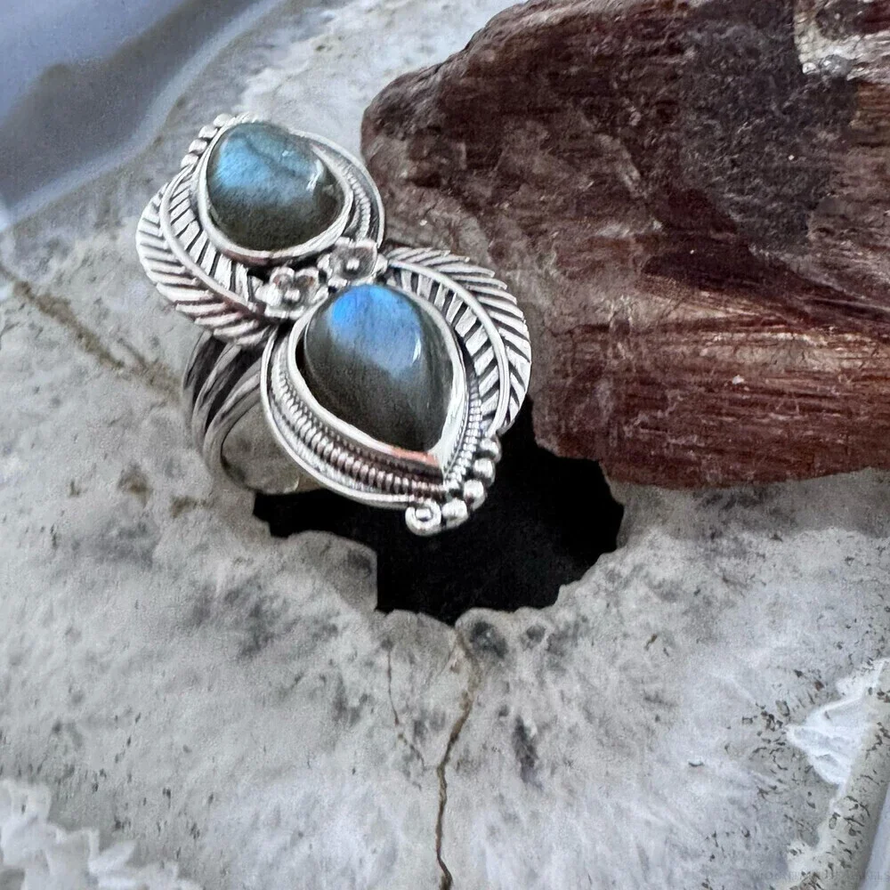 Sterling Southwestern Style Teardrop Labradorite Leaves Decorated Ring For Women